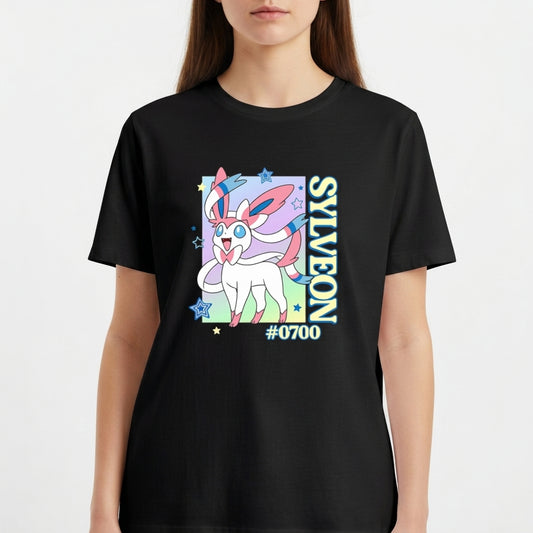 Camiseta com estampa frontal de personagem com fitas, estrelas ao redor, texto vertical "SYLVEON" e "#0700".