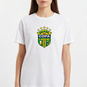 Camiseta com estampa frontal de brasão com cinco estrelas acima e frases "BRASIL NA COPA" e "E NÓS NO SOFÁ", acompanhado de duas bandeiras na lateral.