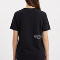 Camiseta com estampa frontal de letras estilizadas formando "LAB" no peito e estampa traseira de frase "CONNECTING PEOPLE WITH JESUS!" no canto inferior.