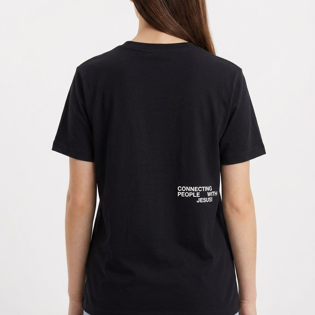Camiseta com estampa frontal de letras estilizadas formando "LAB" no peito e estampa traseira de frase "CONNECTING PEOPLE WITH JESUS!" no canto inferior.