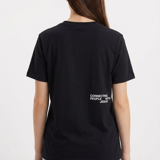 Camiseta com estampa frontal de letras estilizadas formando "LAB" no peito e estampa traseira de frase "CONNECTING PEOPLE WITH JESUS!" no canto inferior.