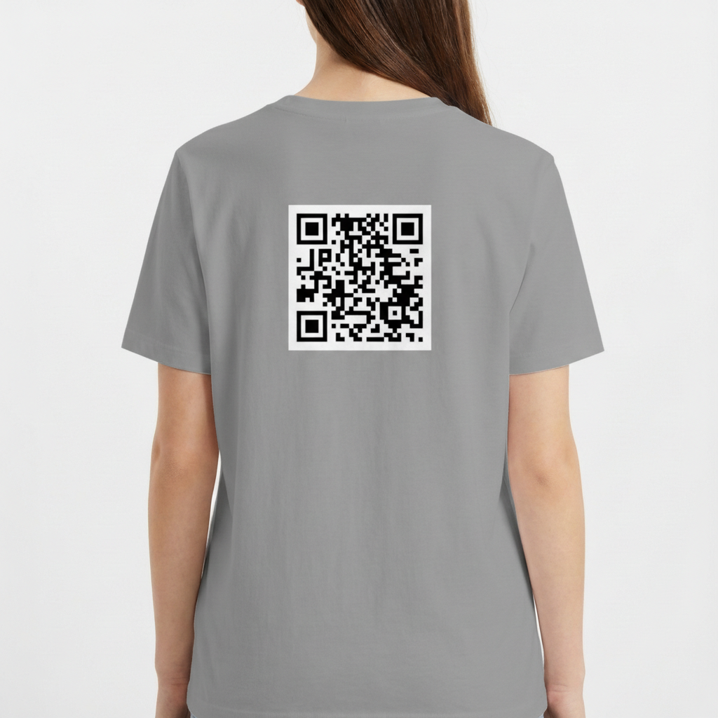 Camiseta com estampa frontal de cão estilizado em círculo lilás, com os dizeres "Heaven's Meme Ambassador" em rosa e estampa traseira de QR Code.