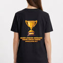 Camiseta com estampa frontal de troféu estilizado pequeno e estampa traseira de troféu grande sobre frase "QUEM VENCER HERDARÁ TODAS ESSAS COISAS APOCALIPSE 21:7".