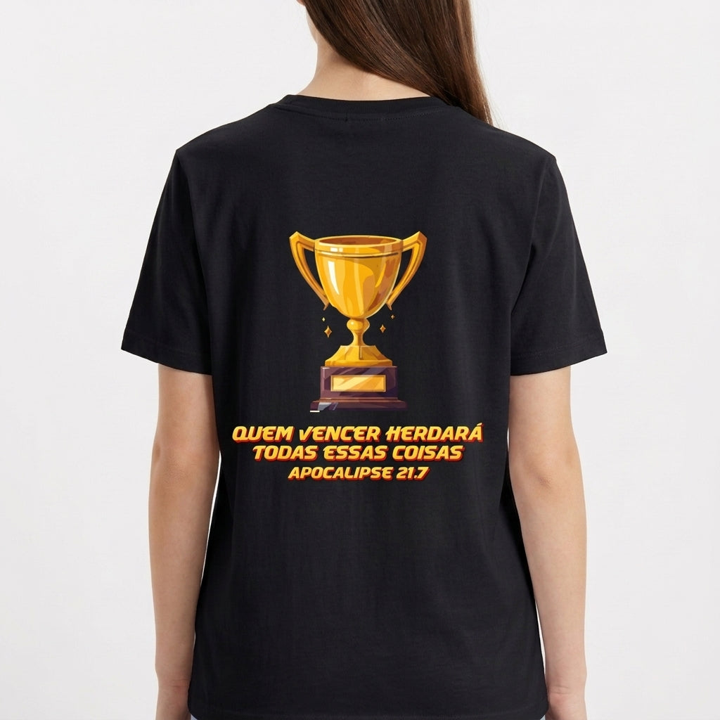 Camiseta com estampa frontal de troféu estilizado pequeno e estampa traseira de troféu grande sobre frase "QUEM VENCER HERDARÁ TODAS ESSAS COISAS APOCALIPSE 21:7".