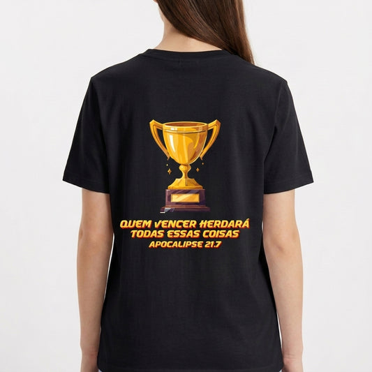 Camiseta com estampa frontal de troféu estilizado pequeno e estampa traseira de troféu grande sobre frase "QUEM VENCER HERDARÁ TODAS ESSAS COISAS APOCALIPSE 21:7".