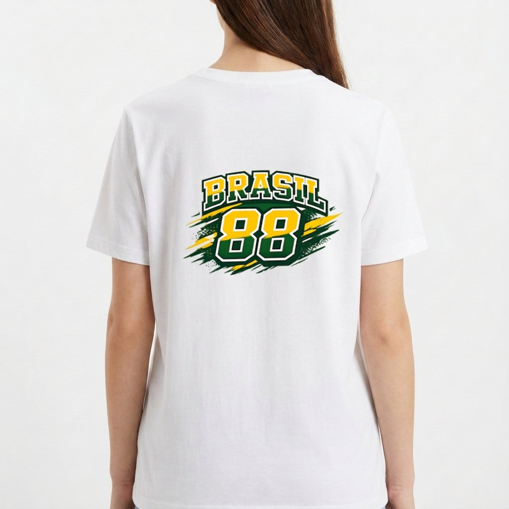 Camiseta com estampa frontal de "Rawbeat 88" em estilo gráfico dinâmico e estampa traseira de "Brasil 88" com design arrojado e número destacado.
