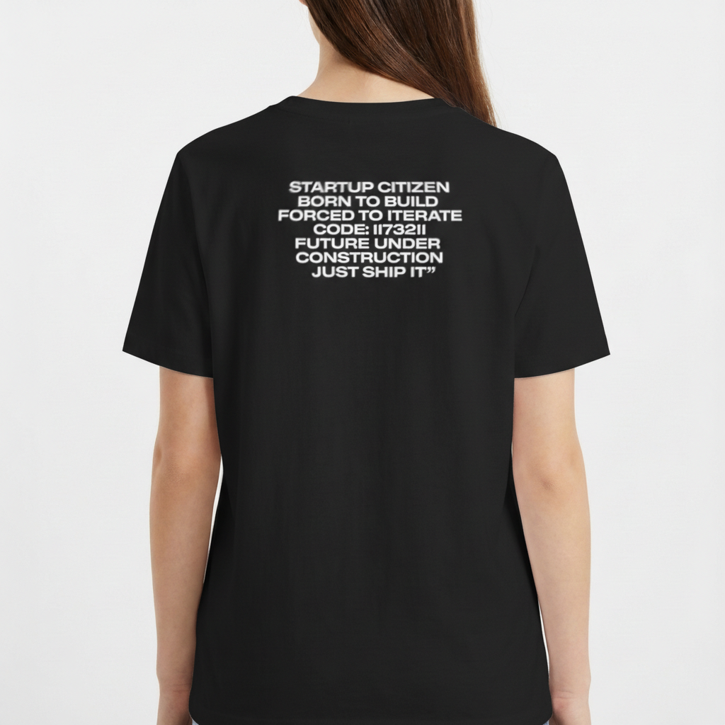 Camiseta com estampa frontal de texto "Just Ship It®" e estampa traseira de múltiplas linhas com frases como "Startup Citizen" e "Future Under Construction".