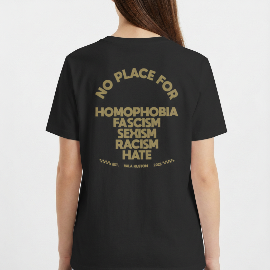 Camiseta com estampa frontal de logotipo estilizado "VALA" e estampa traseira com texto em negrito "NO PLACE FOR" seguido de palavras contra discriminação e ódio.