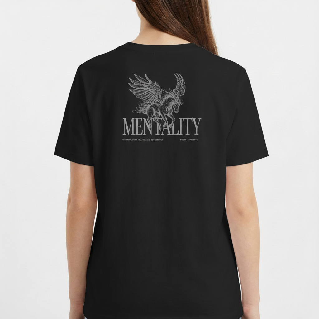 Camiseta com estampa frontal de cavalo alado detalhado e a palavra "Just Right" abaixo, e estampa traseira com o mesmo cavalo alado sobre palavra "MENTALITY".
