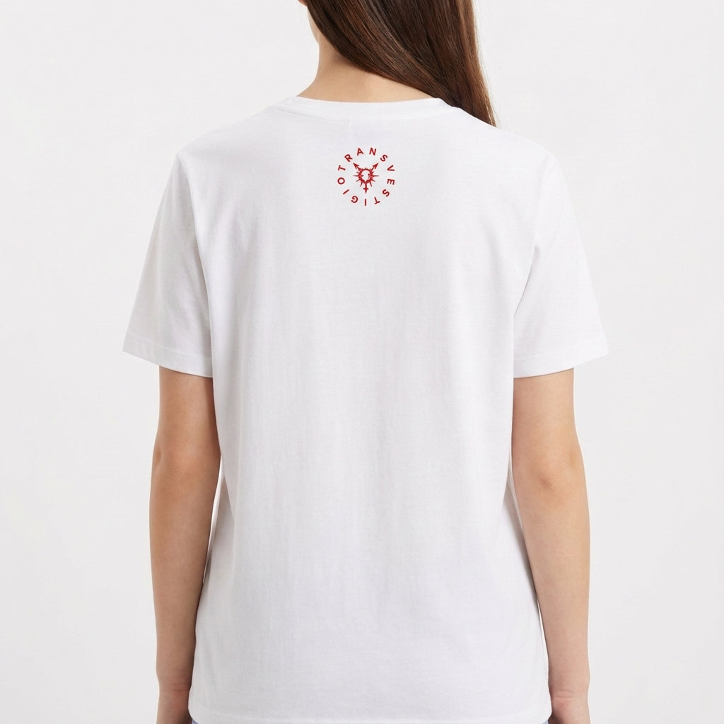 Camiseta com estampa frontal de texto "EU ❤️ TRANSMASCs" ao lado de um coração flechado, e estampa traseira circular com símbolo e palavra "TRANSVERSICAL".