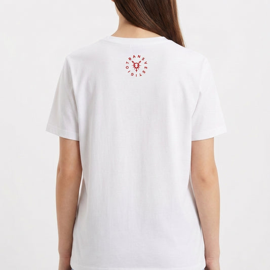 Camiseta com estampa frontal de texto "EU ❤️ TRANSMASCs" ao lado de um coração flechado, e estampa traseira circular com símbolo e palavra "TRANSVERSICAL".