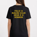 Camiseta com estampa frontal de bandeira do Brasil e "SALMOS 33, 12", e estampa traseira de texto "FELIZ A NAÇÃO CUJO DEUS É O SENHOR".