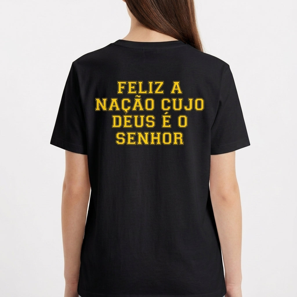 Camiseta com estampa frontal de bandeira do Brasil e "SALMOS 33, 12", e estampa traseira de texto "FELIZ A NAÇÃO CUJO DEUS É O SENHOR".