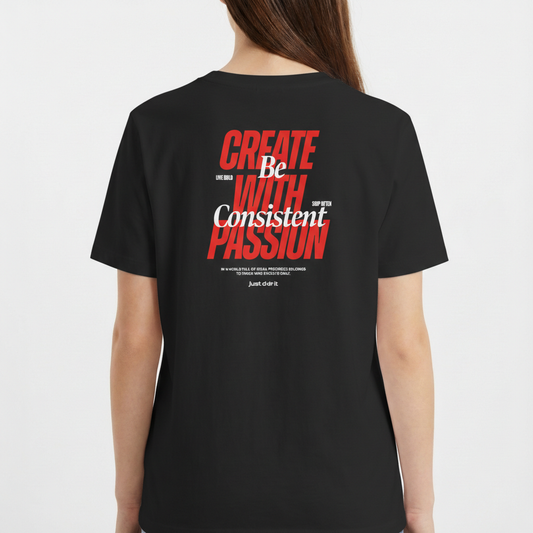 Camiseta com estampa frontal de "Create With Passion" em letras grandes e estampa traseira de "Be Consistent" estilizado entre frases motivacionais adicionais.