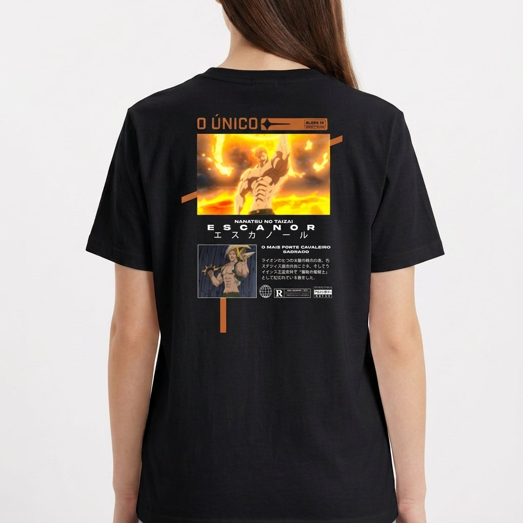 Camiseta com estampa frontal de guerreiro musculoso segurando uma arma sobre fundo circular e estampa traseira de personagem em pose poderosa com texto.
