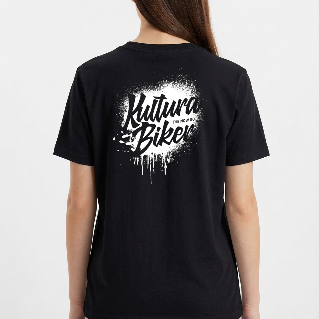 Camiseta com estampa frontal de texto estilizado pequeno no peito e estampa traseira de grande texto artístico com efeito de respingos e escorridos.
