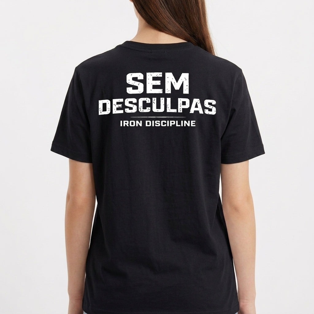 Camiseta com estampa frontal de "IRON DISCIPLINE" acompanhada de desenho de barras, e estampa traseira de "SEM DESCULPAS IRON DISCIPLINE" em letras destacadas.