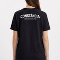Camiseta com estampa frontal de "Iron Discipline" e design de montanhas, e estampa traseira de "CONSTÂNCIA Iron Discipline" em letras destacadas.