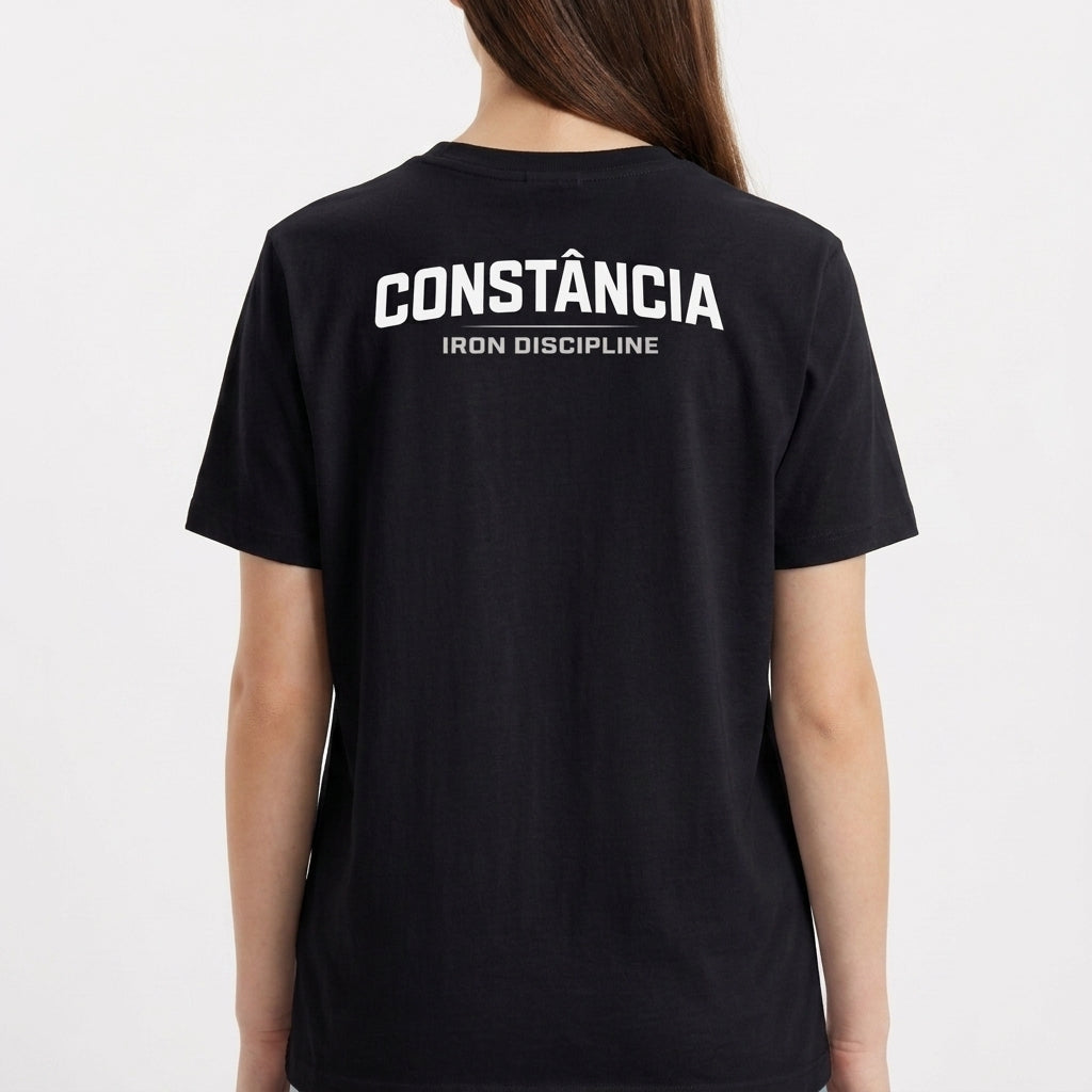 Camiseta com estampa frontal de "Iron Discipline" e design de montanhas, e estampa traseira de "CONSTÂNCIA Iron Discipline" em letras destacadas.
