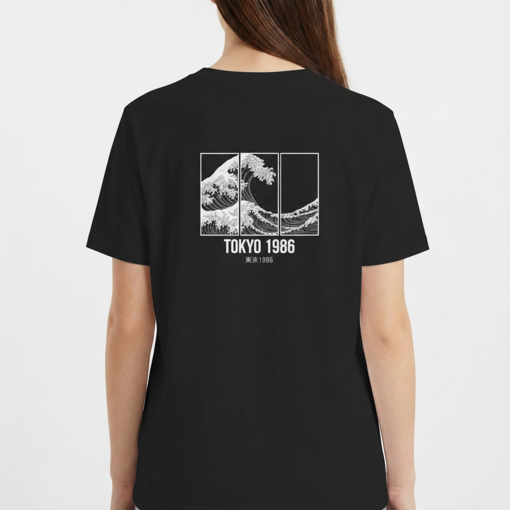 Camiseta com estampa traseira de onda dividida em três painéis, acompanhada do texto "TOKYO 1986" e caracteres japoneses abaixo.