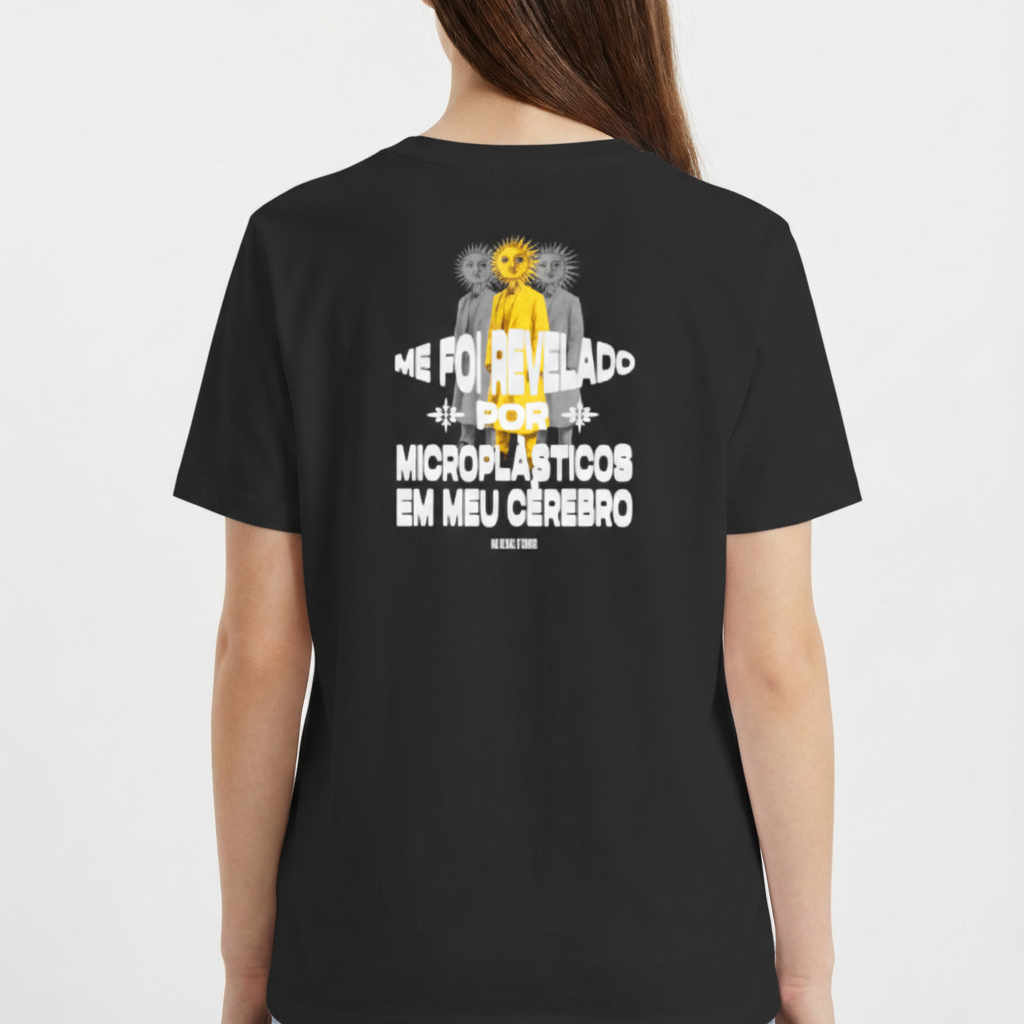 Camiseta com estampa frontal de sol estilizado com rosto sorridente e texto pequeno, e estampa traseira de sol similar com texto maior em camadas verticais.