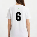 Camiseta com estampa frontal de escudo com a sigla "CBF" e estampa traseira de número grande "6" em estilo tridimensional.