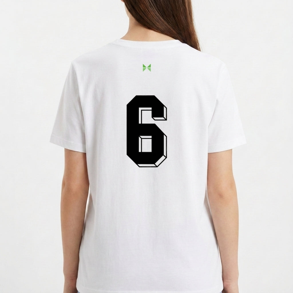 Camiseta com estampa frontal de escudo com a sigla "CBF" e estampa traseira de número grande "6" em estilo tridimensional.