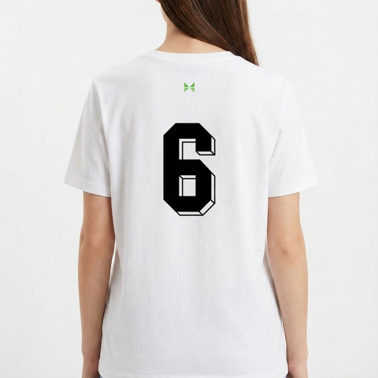Camiseta com estampa frontal de escudo com a sigla "CBF" e estampa traseira de número grande "6" em estilo tridimensional.