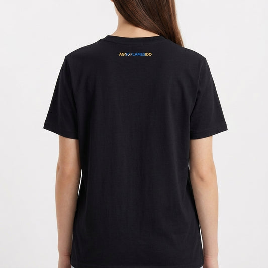 Camiseta com estampa frontal de mensagem em texto estilizado "DEUS ACIMA DE TUDO BRASIL ACIMA DE TODOS" e estampa traseira pequena com "ACIMA DE TUDO".