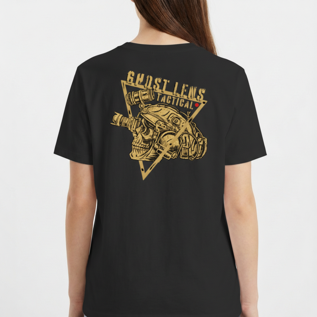 Camiseta com estampa frontal de caveira com óculos táticos dentro de triângulo e estampa traseira de caveira com mesma temática, escrita "Ghost Lens Tactical".