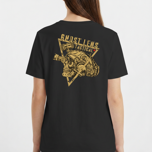 Camiseta com estampa frontal de caveira com óculos táticos dentro de triângulo e estampa traseira de caveira com mesma temática, escrita "Ghost Lens Tactical".