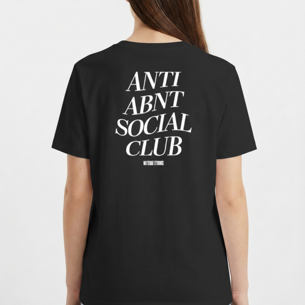 Camiseta com estampa frontal de texto estilizado "ANTI ABNT SOCIAL CLUB" e estampa traseira ampliada do mesmo texto acompanhada de pequeno "NO BRUXO STUDIOS".