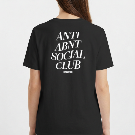 Camiseta com estampa frontal de texto estilizado "ANTI ABNT SOCIAL CLUB" e estampa traseira ampliada do mesmo texto acompanhada de pequeno "NO BRUXO STUDIOS".