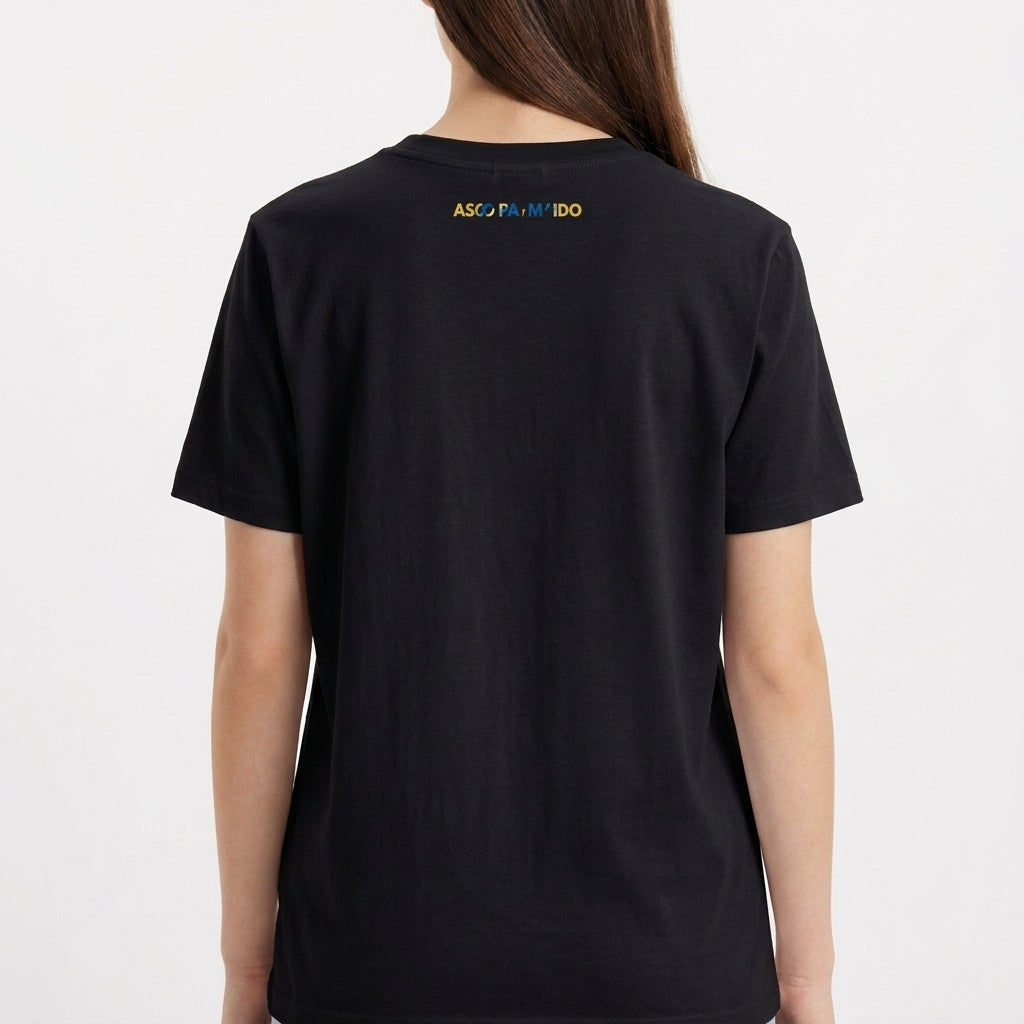 Camiseta com estampa frontal da palavra "BRASIL" composta por imagens icônicas e detalhes diversos, e estampa traseira discreta em texto estilizado na parte superior.