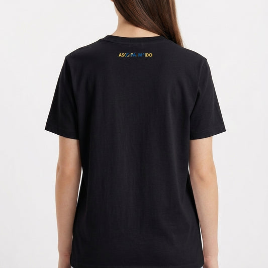 Camiseta com estampa frontal da palavra "BRASIL" composta por imagens icônicas e detalhes diversos, e estampa traseira discreta em texto estilizado na parte superior.