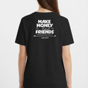 Camiseta com estampa frontal de texto estilizado "just ship it" e ícones circulares e estampa traseira de frase inspiradora "MAKE MONEY AND FRIENDS".