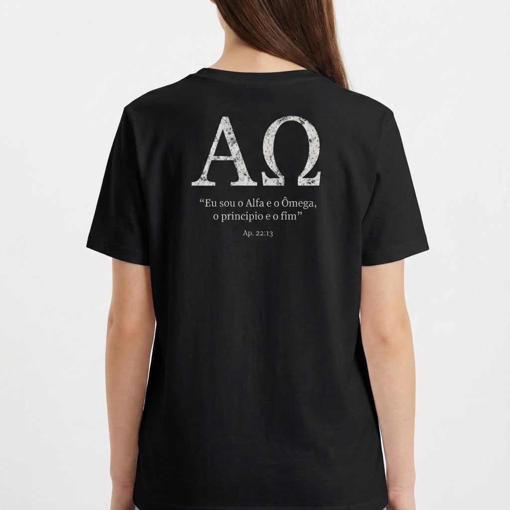 Camiseta com estampa frontal de "AΩ" e estampa traseira de "AΩ" acompanhada da frase "Eu sou o Alfa e o Ômega, o princípio e o fim" Ap. 22:13.