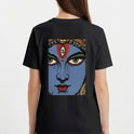 Camiseta com estampa frontal de letras estilizadas com efeito de estrela e estampa traseira de rosto detalhado em estilo ilustração com adornos.