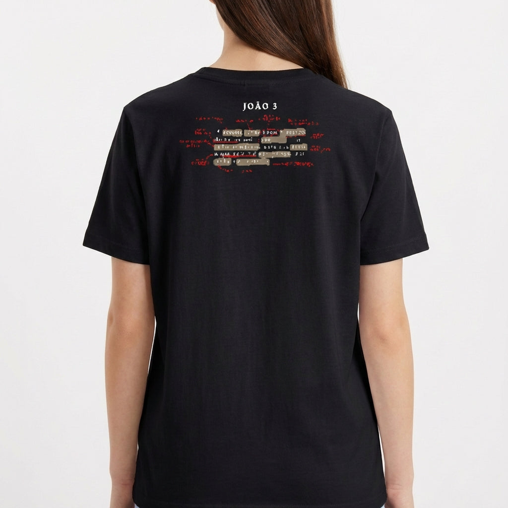 Camiseta com estampa frontal de texto "PREACHING John 3:16" em vermelho e estampa traseira com mix de textos, incluindo "JOÃO 3" e elementos sublinhados.