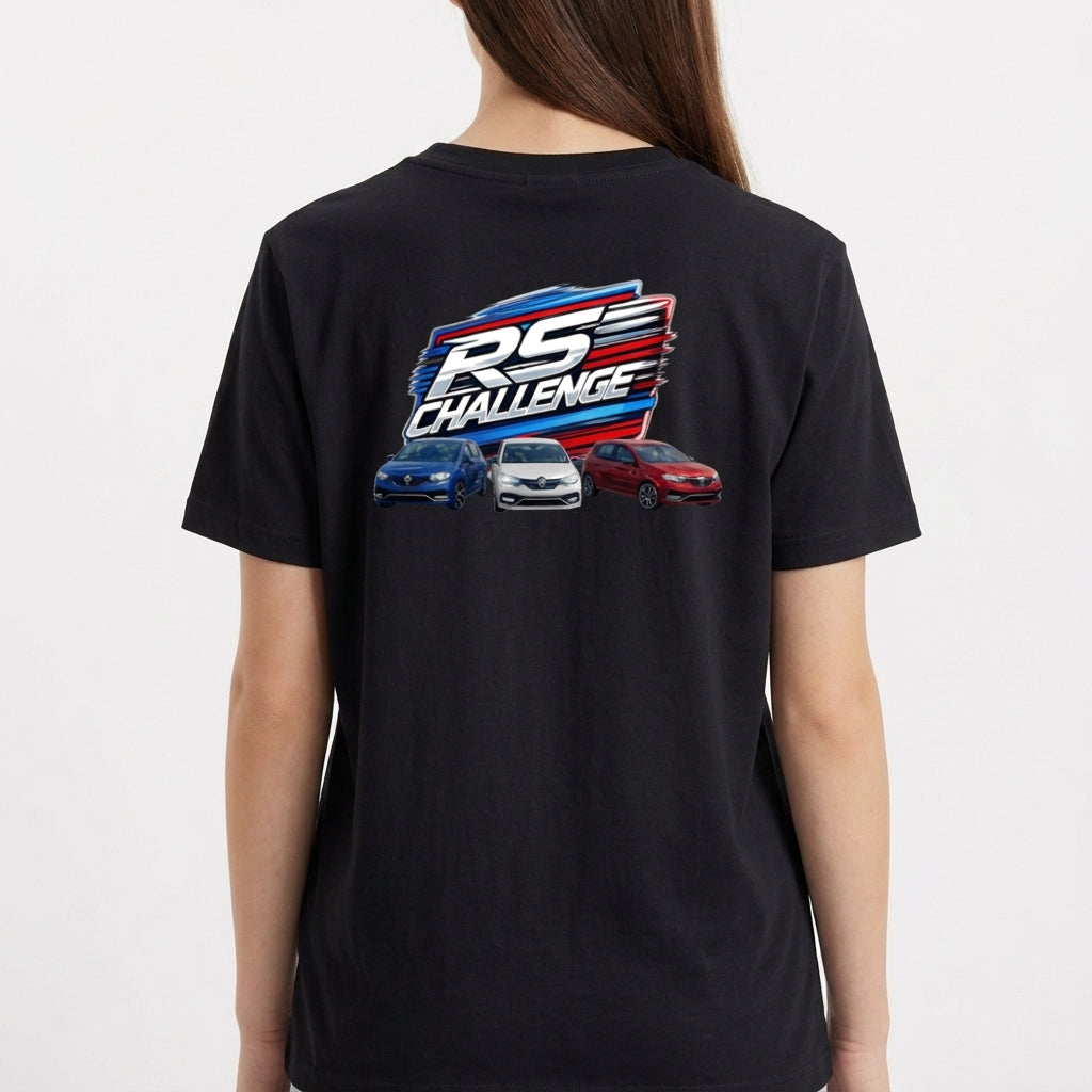 Camiseta com estampa frontal de "RS Challenge" estilizado e estampa traseira de "RS Challenge" maior com três carros em perspectiva detalhada.