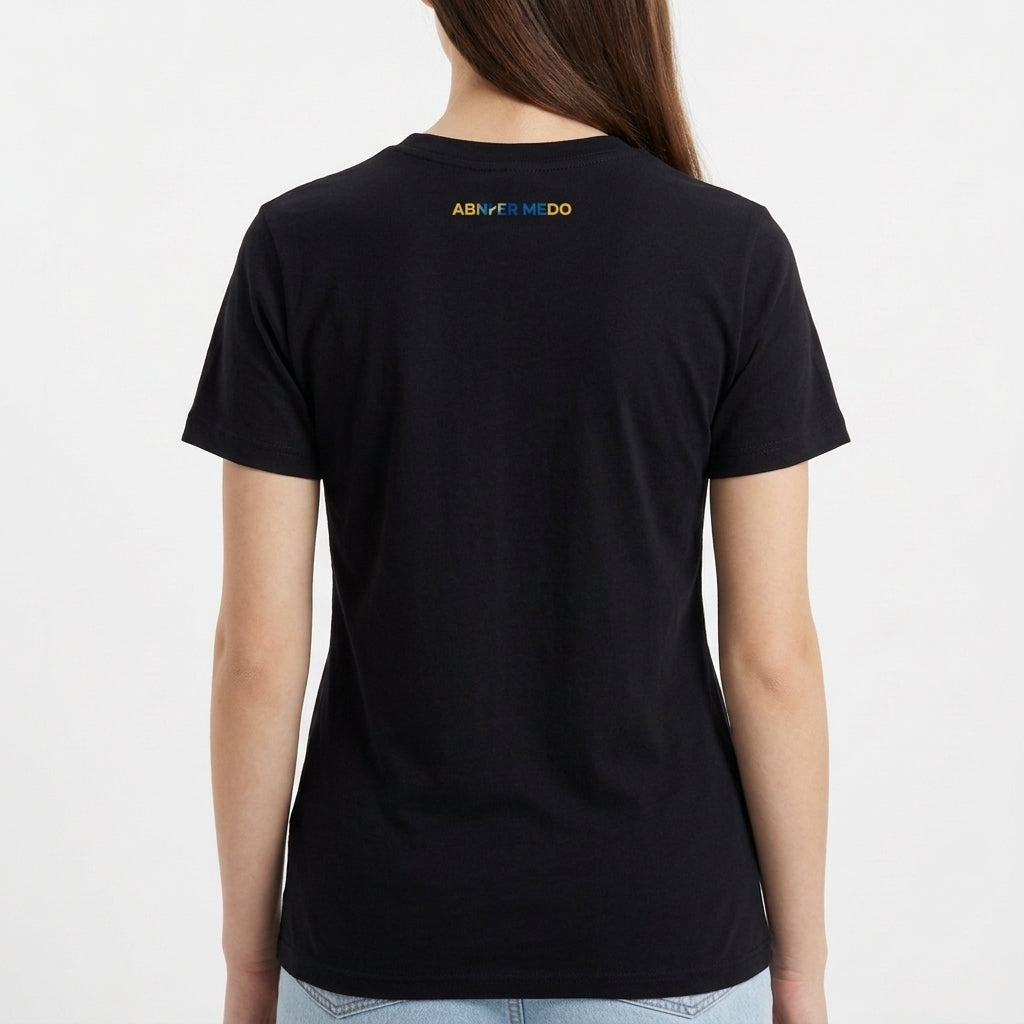 Camiseta com estampa frontal de "BRASIL" em letras preenchidas por elementos gráficos variados e estampa traseira discreta com a frase "AGTBB FBRKM 100".