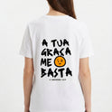 Camiseta com estampa frontal de "2 Coríntios 12:9" e estampa traseira de "A Tua Graça Me Basta" acompanhada por um simpático emoji centralizado.