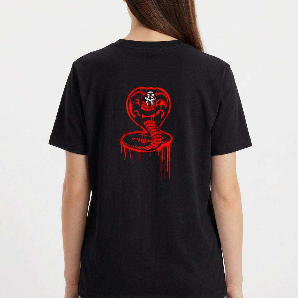 Camiseta com estampa frontal de texto estilizado "No Mercy Club" com efeito de gotejamento e estampa traseira de cobra ameaçadora também com gotejamento.