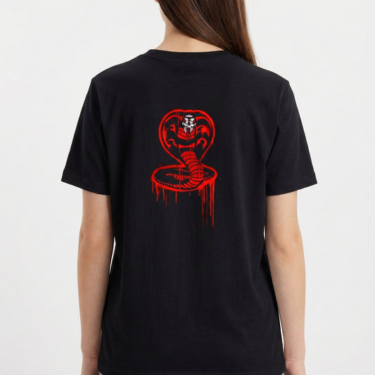 Camiseta com estampa frontal de texto estilizado "No Mercy Club" com efeito de gotejamento e estampa traseira de cobra ameaçadora também com gotejamento.