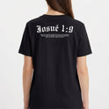 Camiseta com estampa frontal de texto "multiforme ink." discreto e estampa traseira com "Josué 1:9" em destaque e citação detalhada abaixo.