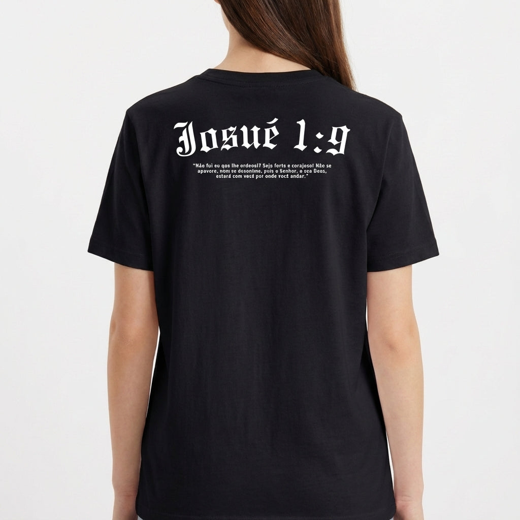Camiseta com estampa frontal de texto "multiforme ink." discreto e estampa traseira com "Josué 1:9" em destaque e citação detalhada abaixo.