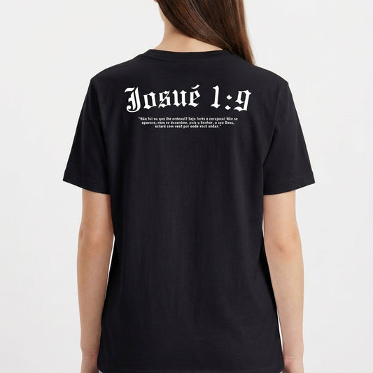 Camiseta com estampa frontal de texto "multiforme ink." discreto e estampa traseira com "Josué 1:9" em destaque e citação detalhada abaixo.