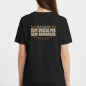 Camiseta com estampa frontal de um emblema pequeno com a palavra "VALA" e estampa traseira com texto "VALA KUSTOM SEM DESCULPAS SEM REMORSOS" e detalhes geométricos.