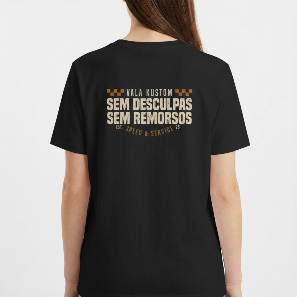 Camiseta com estampa frontal de um emblema pequeno com a palavra "VALA" e estampa traseira com texto "VALA KUSTOM SEM DESCULPAS SEM REMORSOS" e detalhes geométricos.