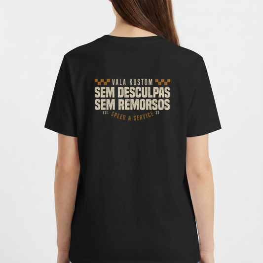 Camiseta com estampa frontal de um emblema pequeno com a palavra "VALA" e estampa traseira com texto "VALA KUSTOM SEM DESCULPAS SEM REMORSOS" e detalhes geométricos.
